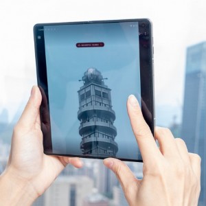 motorola razr fold 首款書本式摺疊機登台